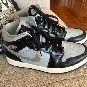 Jordan’s retro 1s mid
